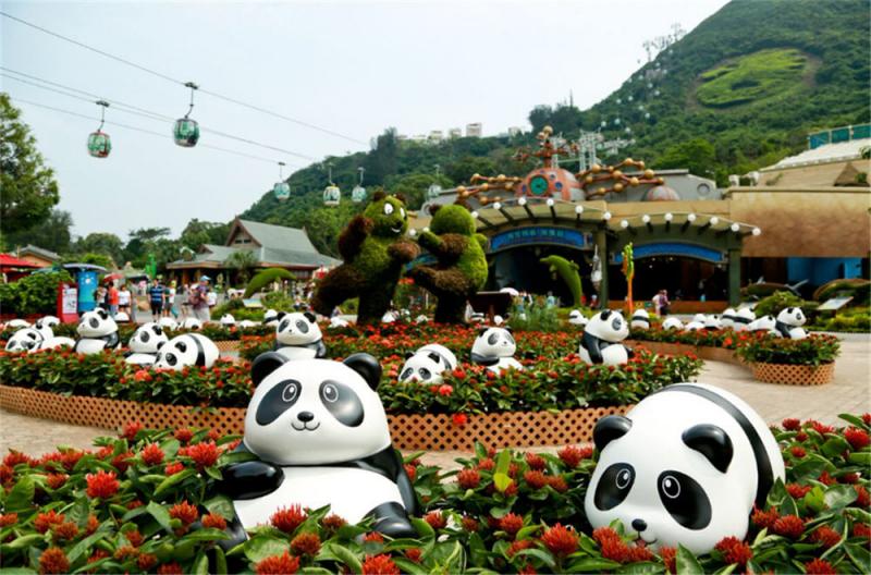 最多熊貓的地方不是四川，而是海洋公園！（笑）80隻動作趣緻可愛的大熊貓雕塑於海洋列車入口海濱樂園廣場齊齊亮相，每一隻表情動作都不同，場面十分壯觀！