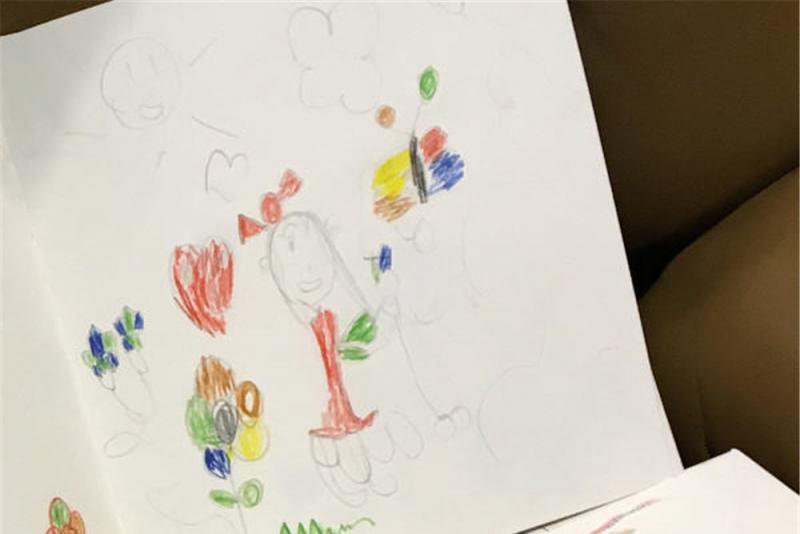 這蝴蝶圖案是來自大女兒日常的繪本畫作，由林嘉欣挑選製成瓷杯。