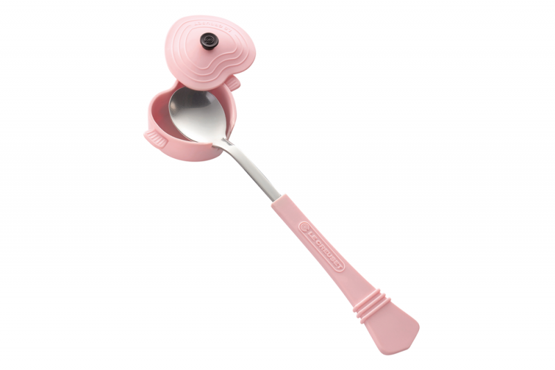 不少女士都鍾情粉紅色，相信這一款粉紅心形鍋配餐匙會成為大家熱列換購的目標！