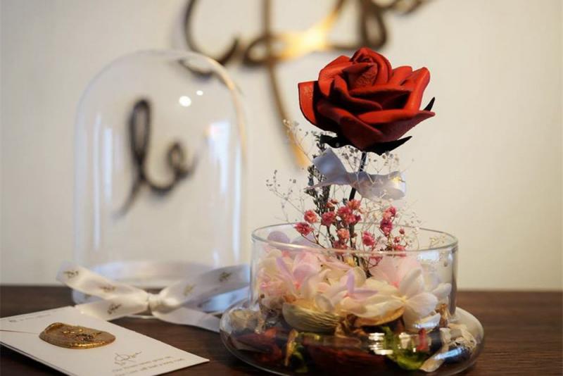 亦有採用高質素真皮及染料，以獨特的技術製作出優雅、美麗及像真的Le. Rose Florist皮革玫瑰。